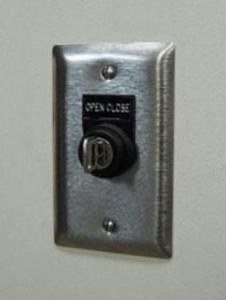 single-swing-controls-open-close-keys